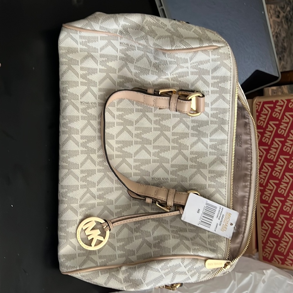 Michael Kors large Grayson with crossbody strap 14 inches wide like new